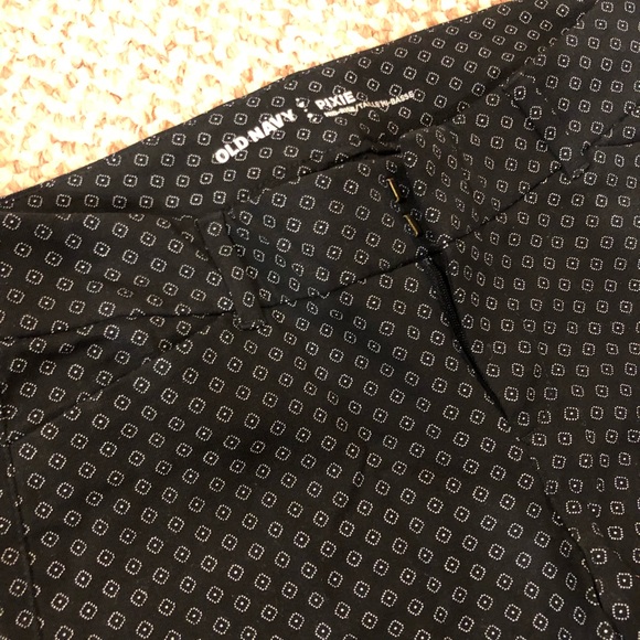 Old Navy Pants - Old Navy Pixie cigarette diamond print pants Old Navy Pants - Old Navy Pixie cigarette diamond print pants